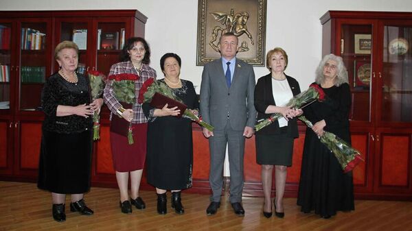 Алан Тадтаев наградил ряд сотрудников Аппарата Парламента РЮО Почетными грамотами
 - Sputnik Южная Осетия