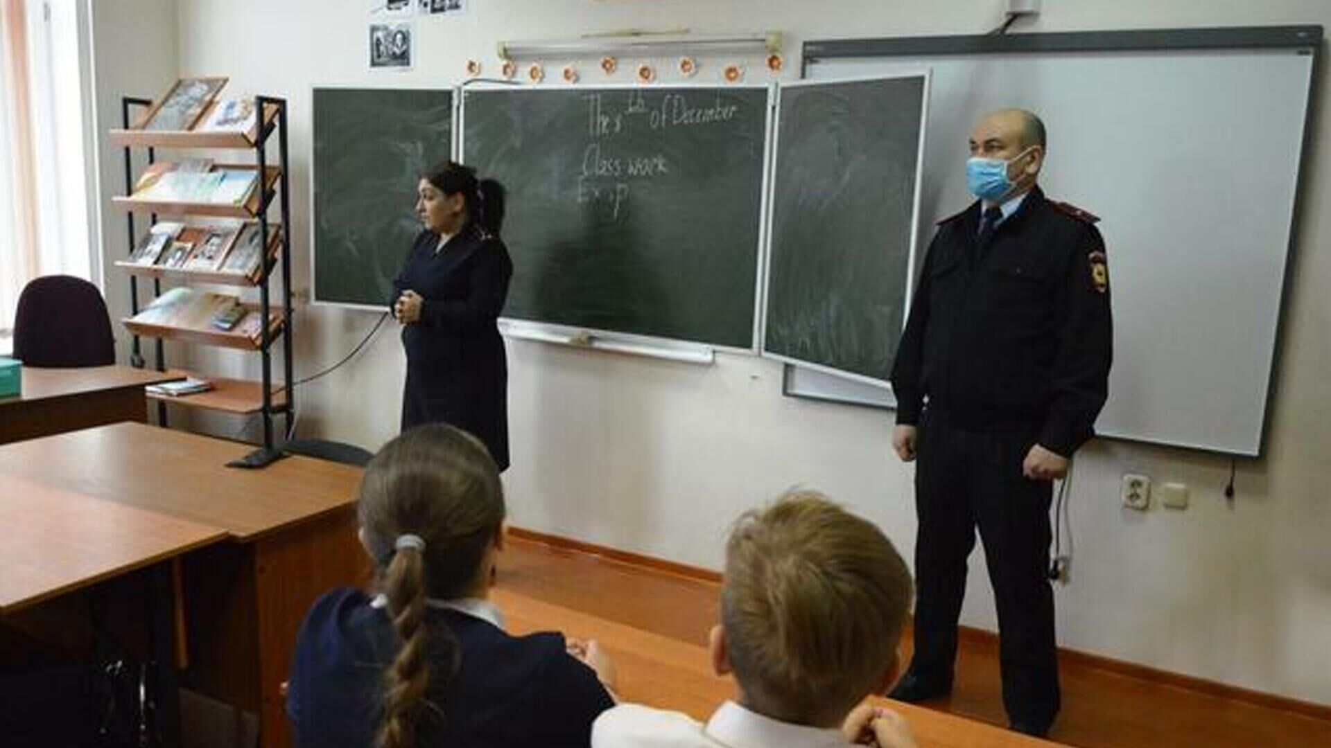 В школах Цхинвала инспекторы ИДН и УГИБДД проводят профилактические беседы - Sputnik Южная Осетия, 1920, 10.12.2021
