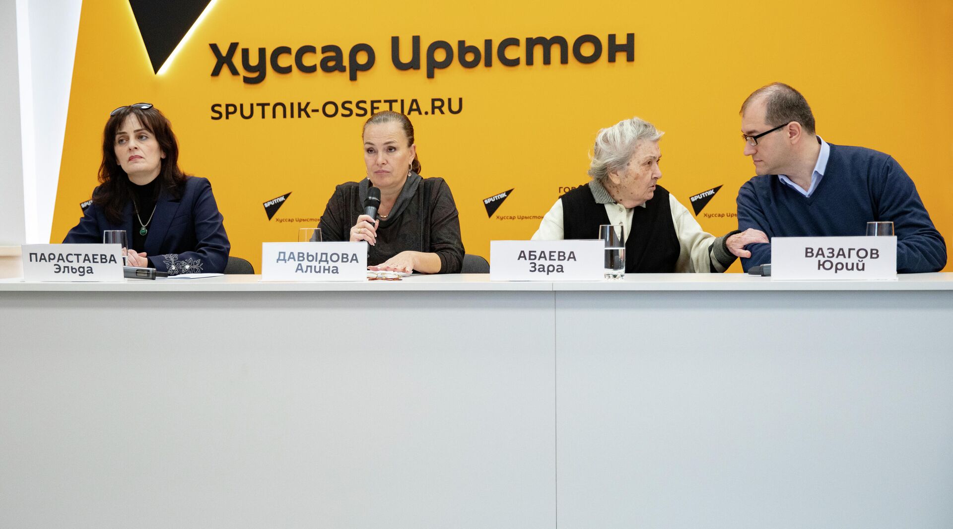Участники видеомоста Москва - Цхинвал в пресс-центре Sputnik Южная Осетия - Sputnik Южная Осетия, 1920, 16.12.2021