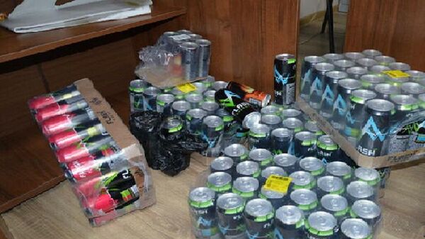 Сотрудники УБЭП изъяли в Цхинваале более 100 банок энергетических напитков - Sputnik Южная Осетия