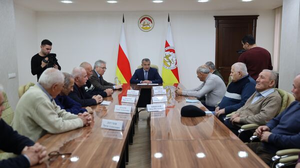 Встреча президента Анатолия Бибилова с проектировщиками и строителями Зарской дороги - Sputnik Южная Осетия
