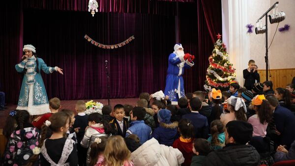 Открытие новогодней елки в поселке Знаур с участием президента Анатолия Бибилова - Sputnik Южная Осетия