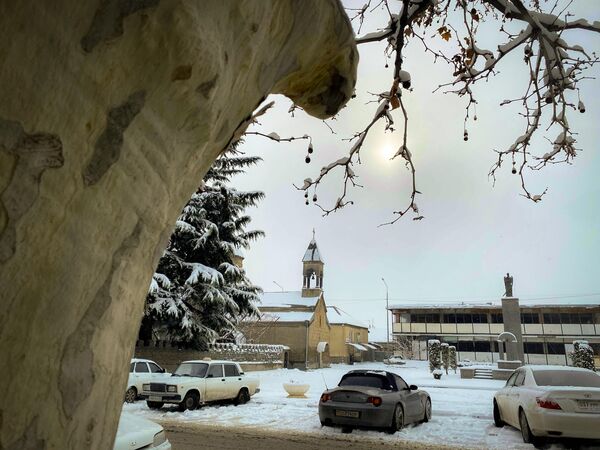 Церковь Святой Богородицы и солнце, выглядывающее из-за морозного неба. - Sputnik Южная Осетия