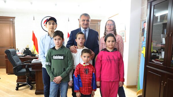 Анатолий Бибилов вручил новогодние подарки воспитанникам школы-интерната - Sputnik Южная Осетия