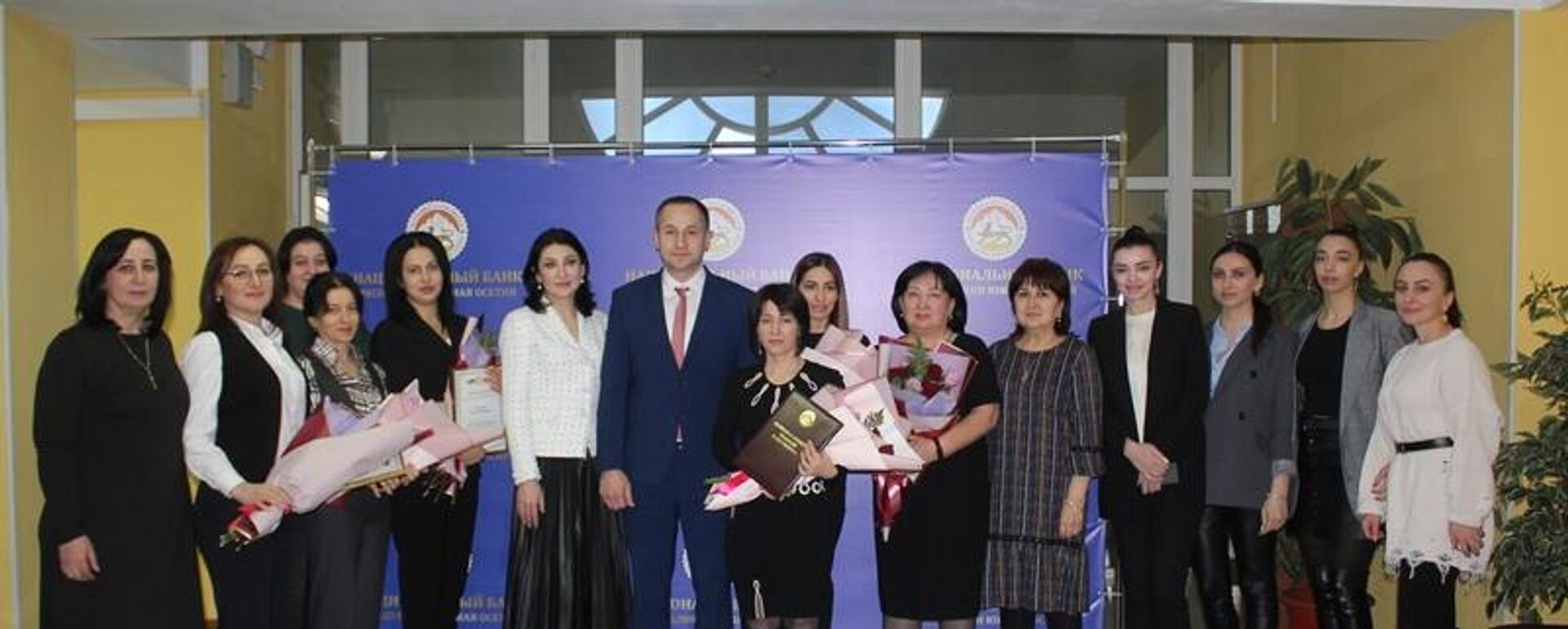 Банковские работники в Южной Осетии получили правительственные награды - Sputnik Южная Осетия, 1920, 24.12.2021