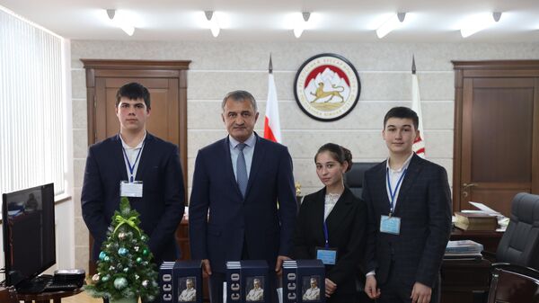 Бибилов стал первым гостем проекта Детского общественного совета Лично - детям - Sputnik Южная Осетия