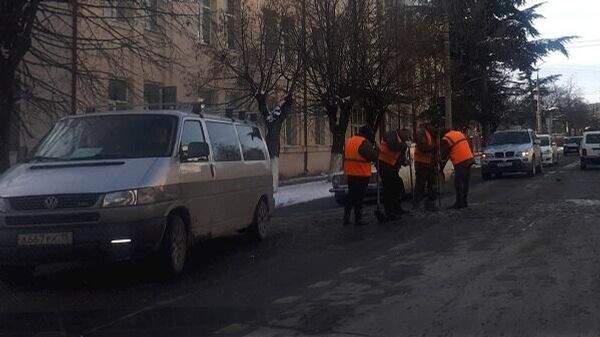 Коммунальщики вручную  расчищают искусственные неровности на улицах Цхинвала - Sputnik Южная Осетия