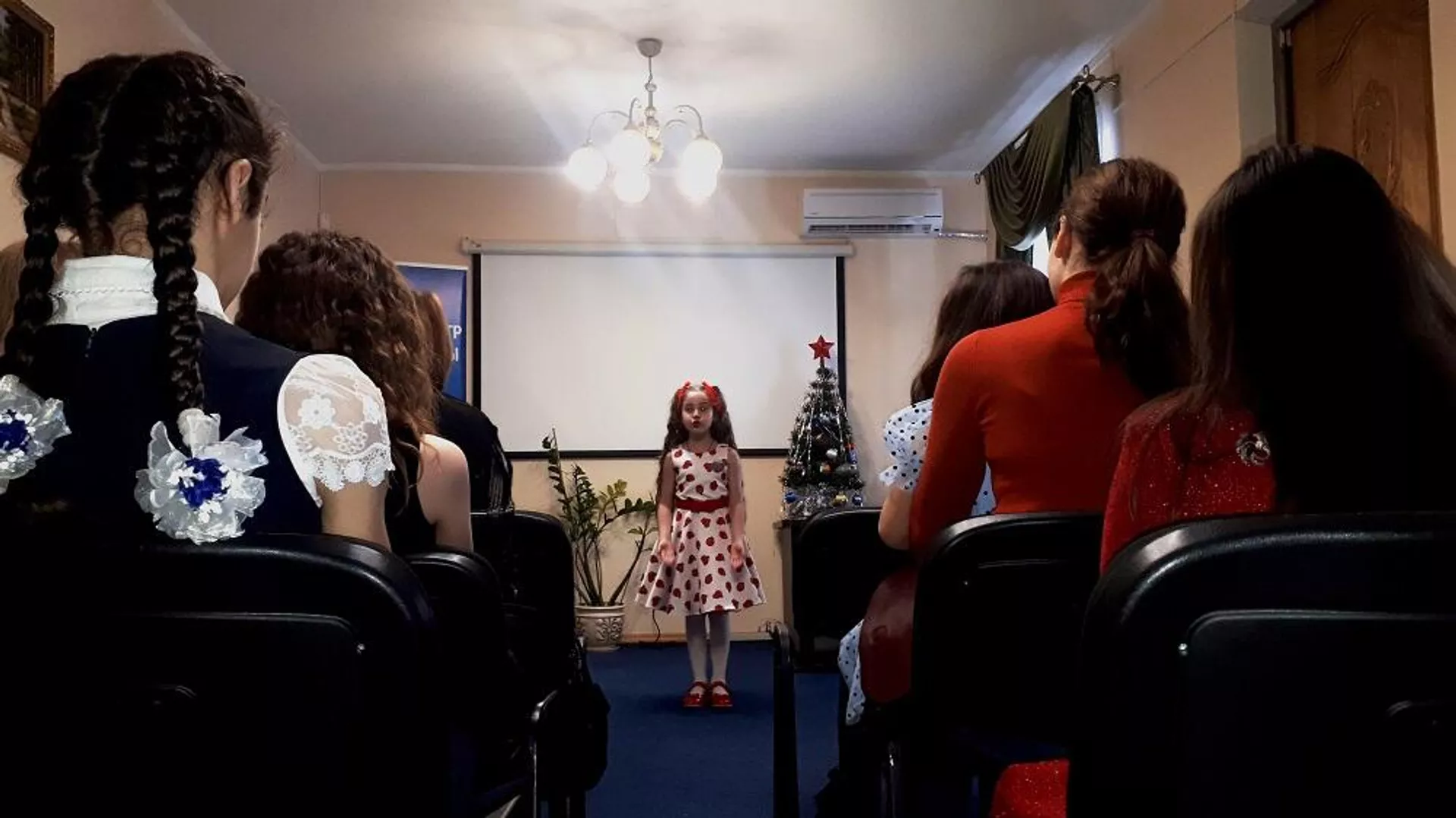 В Русском доме прошло новогоднее мероприятие В Русском доме прошло новогоднее мероприятие - Sputnik Южная Осетия, 1920, 26.12.2021