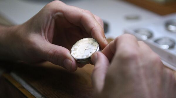 Часы в руках у мастера  - Sputnik Южная Осетия