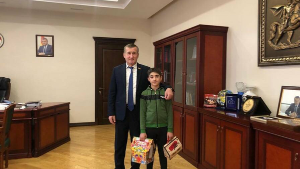 Алан Тадтаев вручил детям новогодние подарки - Sputnik Южная Осетия