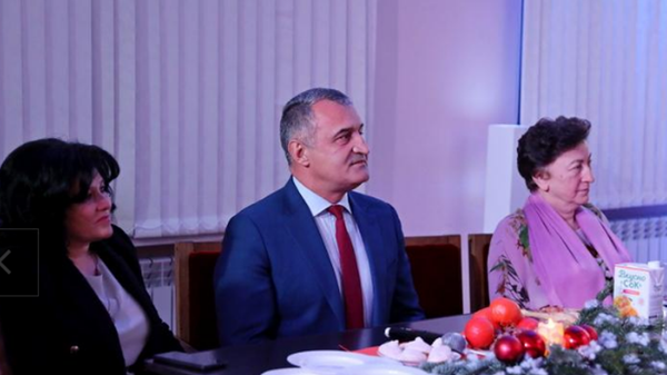 Президент Анатолий Бибилов встретился со старшеклассниками школ Республики Южная Осетия - Sputnik Южная Осетия