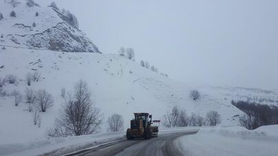 Транскам. Дорожные службы убирают снег с трассы.
