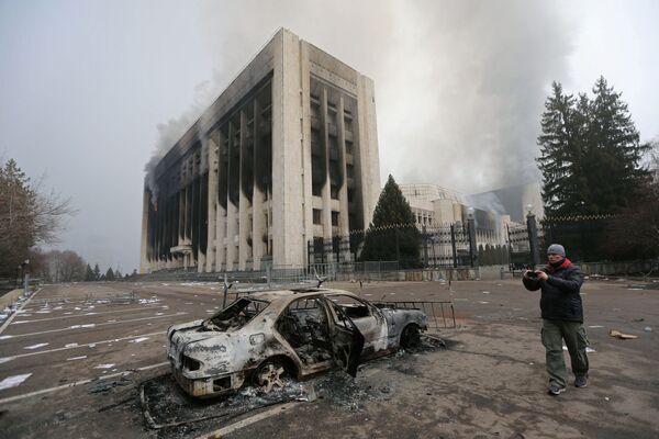 Сгоревший автомобиль перед зданием мэрии, которое было подожжено во время протестов в Алматы - Sputnik Южная Осетия