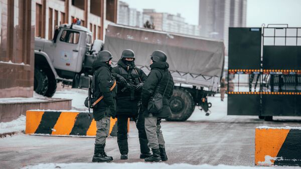 Сотрудники полиции дежурят на одной из улиц в Нур-Султане - Sputnik Южная Осетия