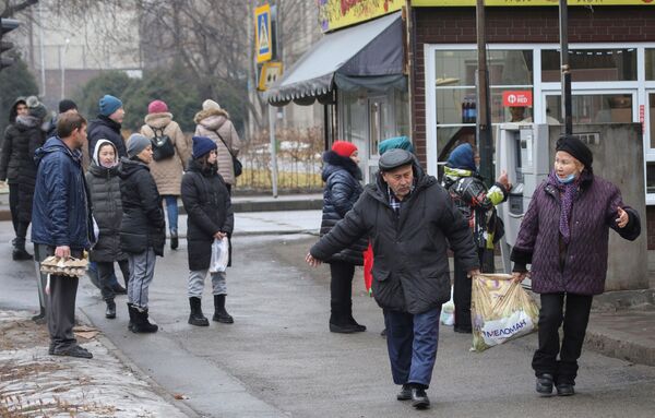 Люди возле банкомата после протестов, вызванных повышением цен на топливо, в Алматы - Sputnik Южная Осетия