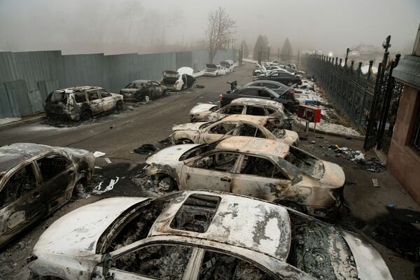 Сгоревшие в результате беспорядков автомобили в Алматы - Sputnik Южная Осетия