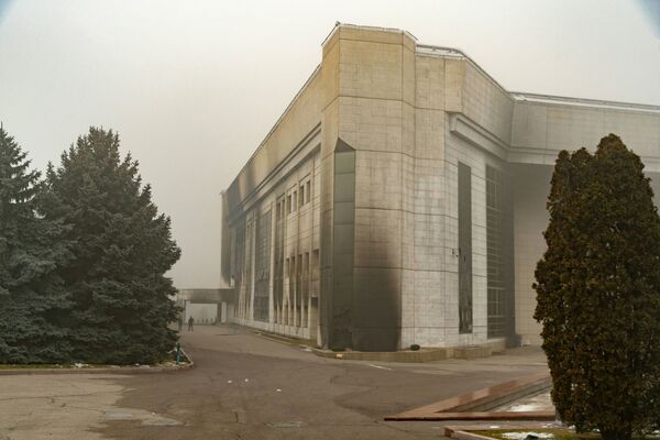 Сгоревшее административное здание в центре Алматы - Sputnik Южная Осетия