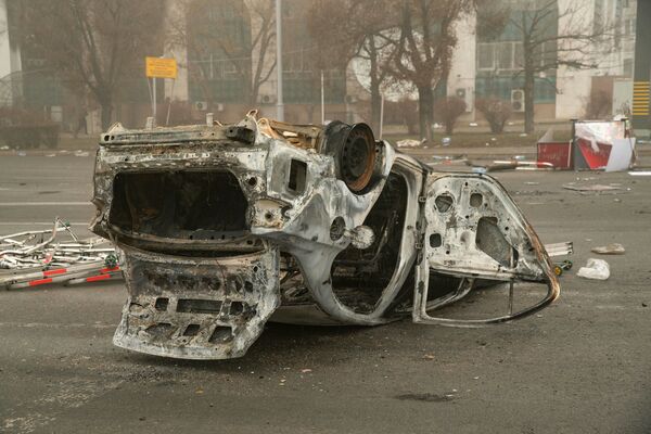 Сгоревший автомобиль на площади возле административного квартала в центре Алматы - Sputnik Южная Осетия