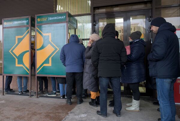 Местные жители стоят в очереди у одного из банкоматов в Нур-Султане - Sputnik Южная Осетия