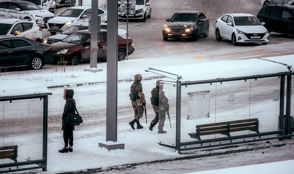 Военнослужащие во время патрулирования на одной из улиц в Нур-Султане.  - Sputnik Южная Осетия