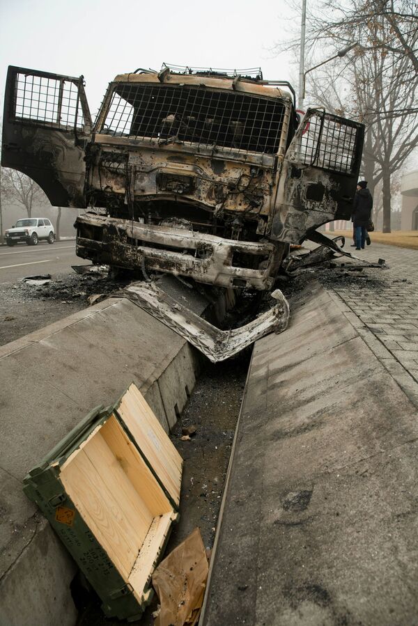 Сгоревший полицейский грузовик на улице в центре Алматы - Sputnik Южная Осетия