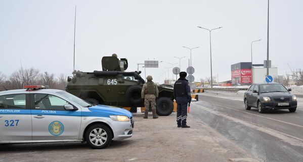 Сотрудники полиции и военнослужащие дежурят на одной из улиц в Нур-Султане.  - Sputnik Южная Осетия