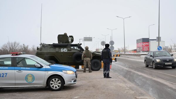 Сотрудники полиции и военнослужащие дежурят на одной из улиц в Нур-Султане - Sputnik Южная Осетия