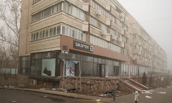 Разграбленный магазин в центре Алматы - Sputnik Южная Осетия