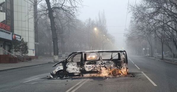 Автомобиль на дороге в Алматы, сожженный во время протестов, вызванных повышением цен на топливо. - Sputnik Южная Осетия