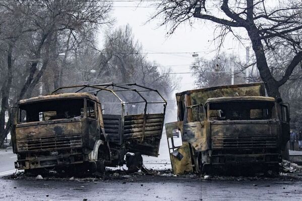 Сожженные грузовые автомобили на улице в Алматы - Sputnik Южная Осетия