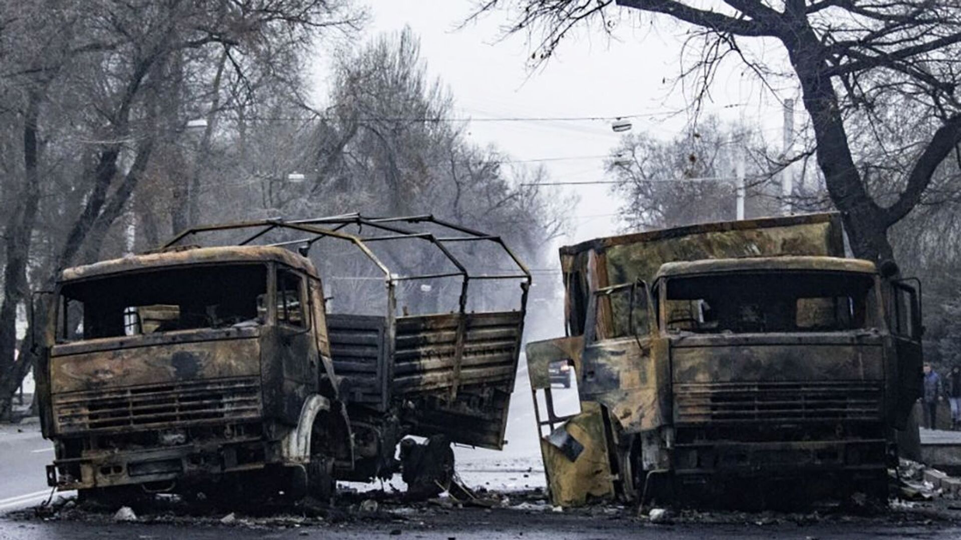 Сожженные грузовые автомобили на улице в Алматы - Sputnik Южная Осетия, 1920, 12.01.2022