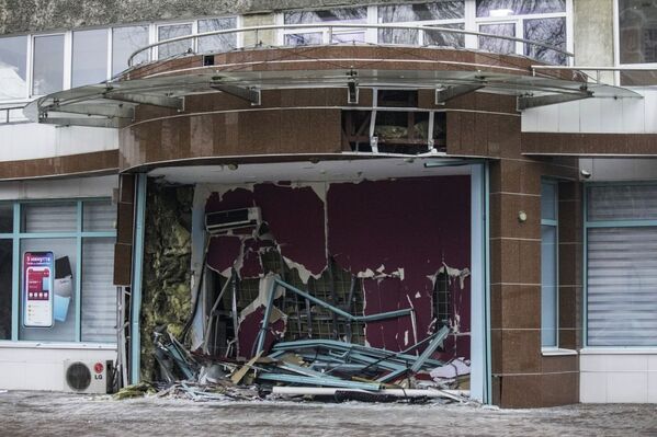 Вход в здание, разрушенный во время беспорядков в Алматы. - Sputnik Южная Осетия