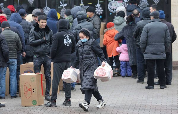 Люди возле продуктового магазина после массовых протестов, вызванных повышением цен на топливо, в Алматы - Sputnik Южная Осетия