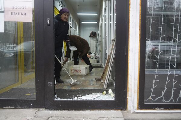 Продавцы убирают магазин, который был взломан и разграблен во время столкновений в Алматы - Sputnik Южная Осетия
