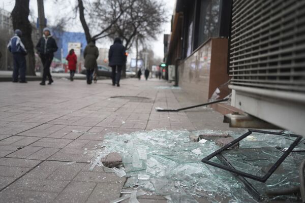 Люди проходят мимо магазина с разбитыми окнами в Алматы - Sputnik Южная Осетия