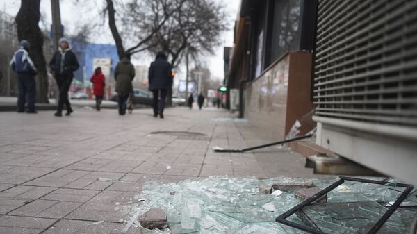 Люди проходят мимо магазина с разбитыми окнами в Алматы - Sputnik Южная Осетия