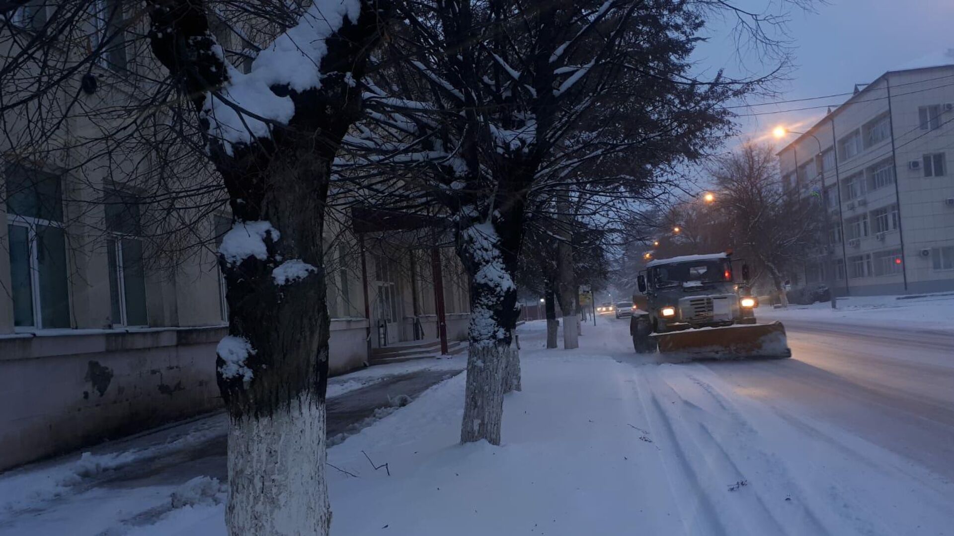 Коммунальщики Цхинвала приступили к расчистке столичных улиц от снега - Sputnik Южная Осетия, 1920, 15.01.2022