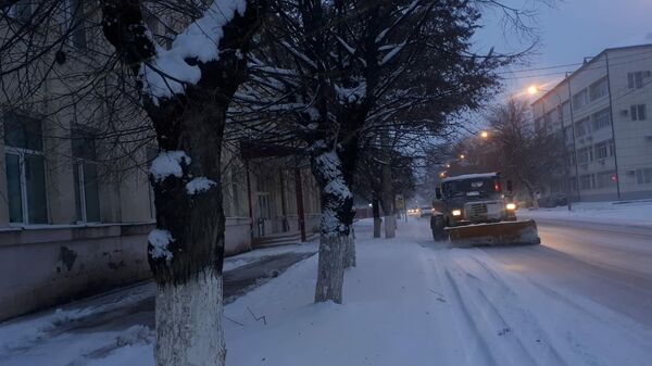 Коммунальщики Цхинвала приступили к расчистке столичных улиц от снега - Sputnik Южная Осетия