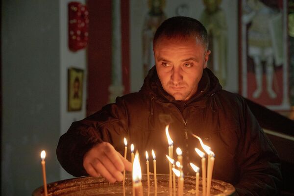Прихожанин на богослужении в Храме Пресвятой Троицы - Sputnik Южная Осетия