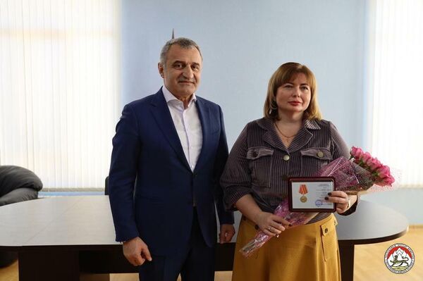 Анатолий Бибилов на встрече с главным врачом психиатрической больницы №1 города Макеевки Еленой Бабура Анатолий Бибилов на встрече с главным врачом психиатрической больницы №1 города Макеевки Еленой Бабура - Sputnik Южная Осетия