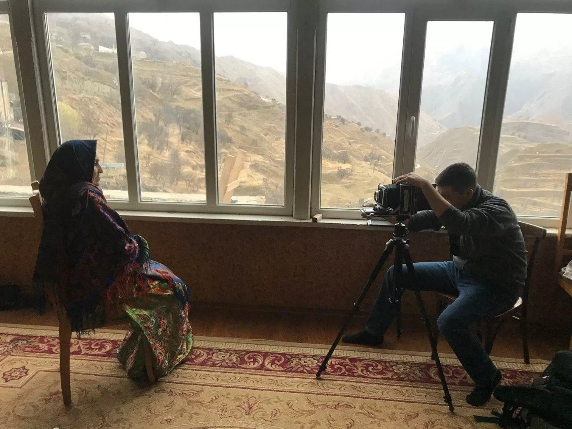 Фотограф Игорь Волков за работой Фотограф Игорь Волков за работой - Sputnik Южная Осетия, 1920, 26.01.2022