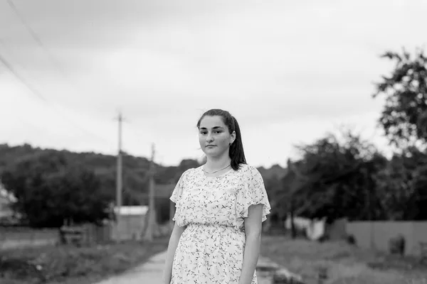 Девочка на сельской улице, Лескен, Республика Северная Осетия-Алания, 2021 Девочка на сельской улице, Лескен, Республика Северная Осетия-Алания, 2021 - Sputnik Южная Осетия
