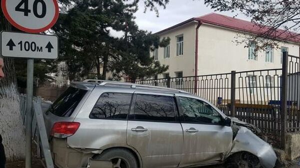 В Цхинвале иномарка врезалась в забор городской школы  - Sputnik Южная Осетия