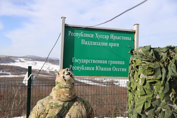 Анатолий Бибилов ознакомился с условиями несения службы пограничников в районе населенного пункта Уиста - Sputnik Южная Осетия