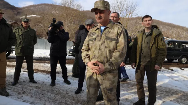 Анатолий Бибилов ознакомился с условиями несения службы пограничников в районе населенного пункта Уиста - Sputnik Южная Осетия