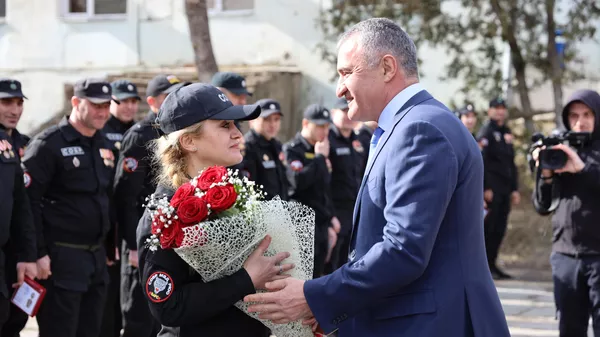 Президент Анатолий Бибилов поздравил сотрудников СОБР с 19-й годовщиной со дня образования
 - Sputnik Южная Осетия