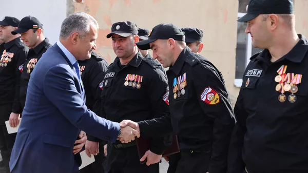 Президент Анатолий Бибилов поздравил сотрудников СОБР с 19-й годовщиной со дня образования
 - Sputnik Южная Осетия