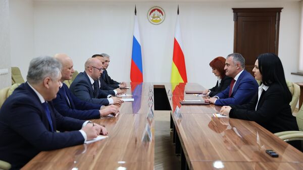 Встреча президента Анатолия Бибилова с делегацией Росреестра  - Sputnik Южная Осетия