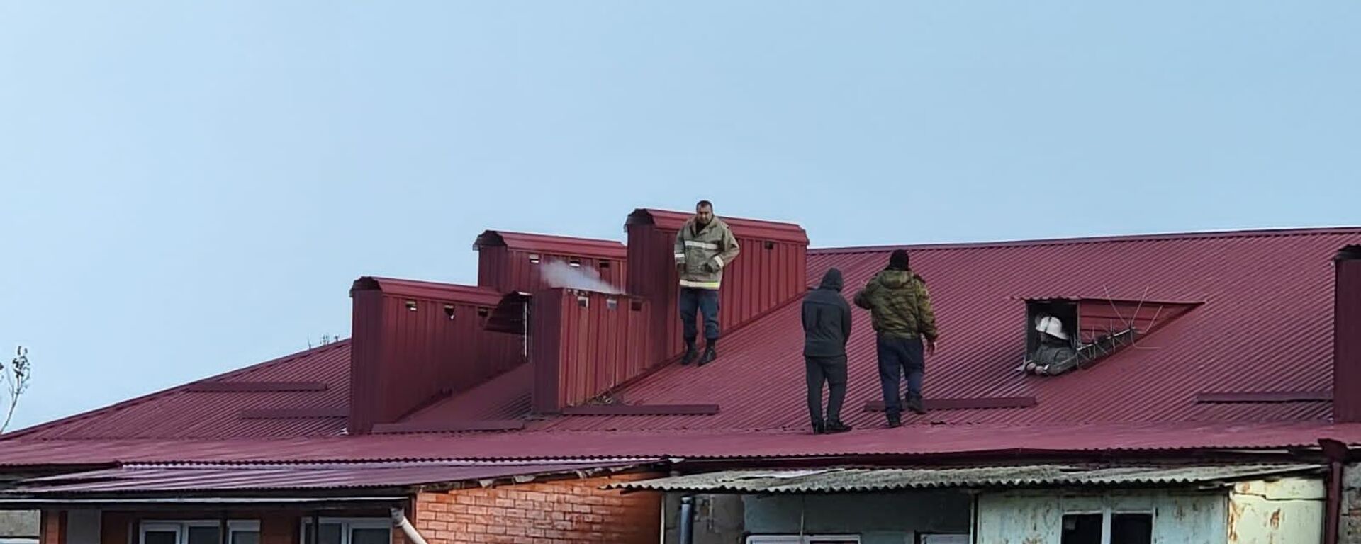 Пожарные устраняют причины сильного задымления в многоквартирном доме в Цхинвале - Sputnik Южная Осетия, 1920, 06.02.2022