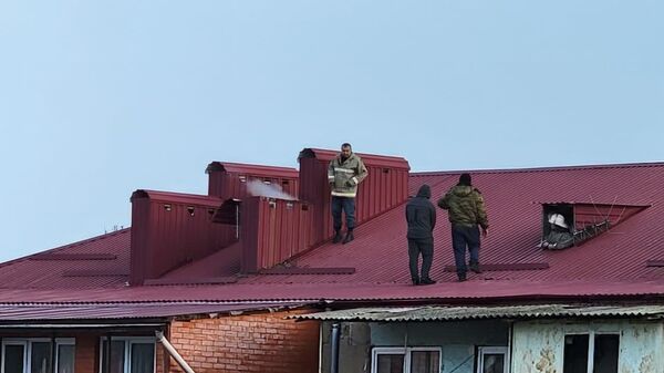 Пожарные устраняют причины сильного задымления в многоквартирном доме в Цхинвале - Sputnik Южная Осетия
